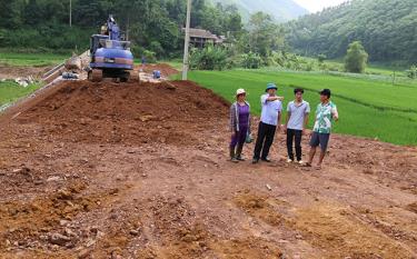 Người dân thôn Khuôn Đát, xã Phúc An, huyện Yên Bình hiến đất làm cầu và đường giao thông nông thôn.