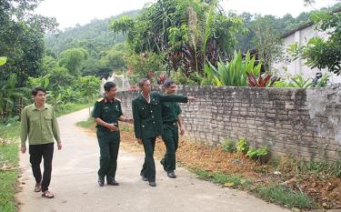 Cựu Chiến binh huyện Trấn Yên thực địa cơ sở, bàn phương án dịch tường rào, hiến đất xây dựng đường giao thông nông thôn tại thôn 4, xã Minh Quán, huyện Trấn Yên.