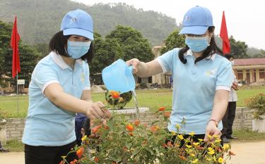 Cán bộ Hội Liên hiệp Phụ nữ huyện Yên Bình tham gia “Ngày cuối tuần cùng dân” tại xã Mỹ Gia.