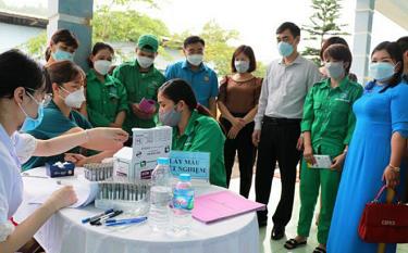 Công ty cổ phần Môi trường và Năng lượng Nam Thành, thành phố Yên Bái tổ chức khám bệnh cho lao động nữ.
