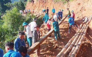 Đoàn viên thanh niên huyện Trạm Tấu tham gia hoạt động tình nguyện làm đường giao thông tại thôn Đề Chơ, xã Làng Nhì.