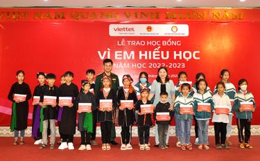 Đồng chí Vũ Thị Hiền Hạnh – Phó Chủ tịch UBND tỉnh cùng đại diện Viettel Yên Bái tặng dafabet com bổng cho 20 em dafabet com sinh Trường TH&THCS  xã Tân Nguyên, huyện Yên Bình và Trường TH&THCS xã Trung Tâm, huyện Lục Yên.