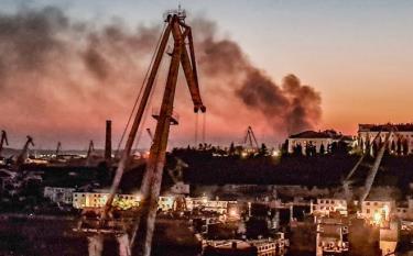 Khói bốc lên sau cuộc tập kích tên lửa của Ukraine vào Sevastopol hôm 13/9.