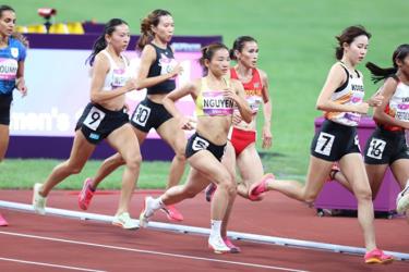 Nguyễn Thị Oanh trên đường chạy 1.500m tại ASIAD 19.