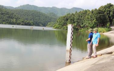 Lãnh đạo Chi cục Thủy lợi Yên Bái kiểm tra các điều kiện an toàn đập thủy lợi tại huyện Trấn Yên.
