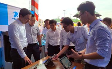 VNPT Yên Bái giới thiệu dịch vụ chuyển tiền thanh toán trực tuyến tại Ngày hội CĐS huyện Yên Bình năm 2022.