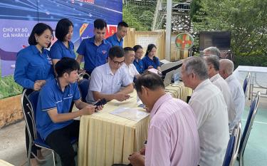 Đoàn Thanh niên VNPT Yên Bái ra quân hỗ trợ người dân chuyển đổi số tại “Ngày cuối tuần cùng dân và doanh nghiệp”.