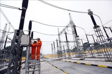 Công nhân Công ty Truyền tải điện 1 kiểm tra thiết bị TBA 220 kV Xuân Mai. Ảnh minh họa.