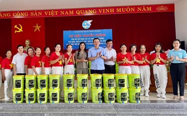 Hội Liên hiệp Phụ nữ huyện Yên Bình tổ chức truyền thông về bảo vệ môi trường và thu gom, phân loại rác thải tại nguồn tại thị trấn Yên Bình.