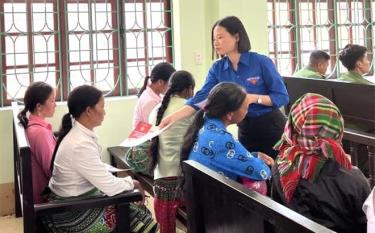 Đoàn viên thanh niên thị xã Nghĩa Lộ phát tờ rơi tuyên truyền, phổ biến pháp luật cho người dân tham dự phiên tòa xét xử lưu động.