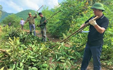 Lãnh đạo xã Mỏ Vàng và người dân thôn Gốc Sấu chặt cây cối, bàn giao mặt bằng mở rộng tuyến đường Viễn Sơn - Mỏ Vàng.