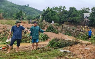 Ban Chỉ huy PCTT và TKCN huyện Văn Yên đã thành lập đoàn công tác gồm 15 đồng chí xuống hiện trường chỉ huy công tác tìm kiếm, khắc phục hậu quả thiên tai.