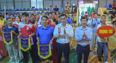 Đồng chí Nguyễn Minh Tuấn - Trưởng Ban Tuyên giáo Tỉnh ủy (phải) và đồng chí Đỗ Quang Minh- Bí thư Đảng ủy Khối trao cờ lưu niệm cho các đoàn tham dự Giải