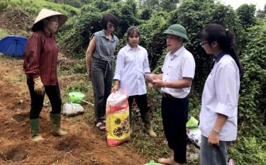 Cán bộ Trường Đại học Nông lâm Thái Nguyên trao đổi người dân địa phương về kỹ thuật trồng, chăm sóc cây Hà Thủ ô