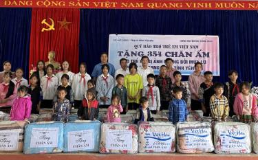 Lãnh đạo Sở Lao động - Thương binh và Xã hội tỉnh trao tặng 354 chăn ấm cho học sinh vùng lũ Mù Clink m88 mớig Chải.
