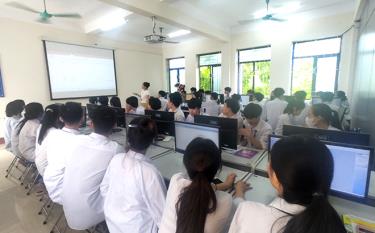 Một giờ học trong phòng máy tính của cô và trò Trường THPT Lê Quý Đôn.