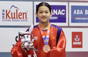 Kình ngư Nguyễn Thúy Hiền giành huy chương đồng nội dung 100m tự do nữ SEA Games 32