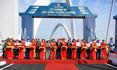 Phó Thủ tướng Trần Lưu Quang và các đại biểu cắt băng lễ thông xe cầu Kinh Dương Vương.