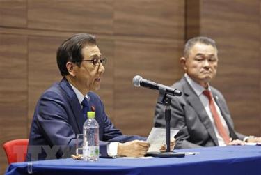Thị trưởng thành phố Sapparo Katsuhiro Akimoto (trái) và Chủ tịch JOC Yasuhiro Yamashita (phải) tại cuộc họp báo ở Tokyo, Nhật Bản.