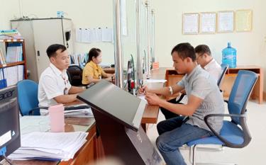 Cán bộ công chức xã Sơn Lương luôn chu đáo trong việc tiếp và làm việc với nhân dân