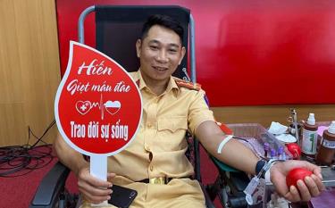 Cán bộ, chiến sĩ Đội Cảnh sát giao thông - Trật tự, Công an huyện Trấn Yên hiến máu tình nguyện.