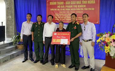 Lãnh đạo Hội Hỗ trợ gia đình liệt sĩ tỉnh, chính quyền địa phương, đại diện nhà tài trợ trao hỗ trợ xây dựng Nhà tình nghĩa cho bà Phạm Thị Khích, xã Việt Thành.