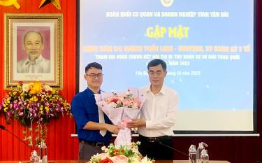 Đồng chí Bí thư Đảng ủy Khối cơ quan và doanh nghiệp tỉnh Yên Bái Đỗ Quang Minh gặp mặt, tặng hoa chúc mừng Bí thư Chi đoàn Sở Y tế Hoàng Tuấn Linh trước khi tham gia thi vòng chung kết Hội thi