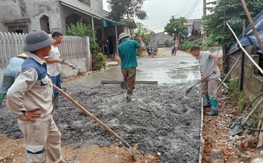 Nhân dân xã Đại Phác chung sức bê tông hóa đường nông thôn.