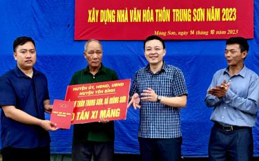 Đồng chí An Hoàng Linh - Bí thư Huyện ủy Yên Bình trao 10 tấn xi măng của huyện tặng cho thôn Trung Sơn.