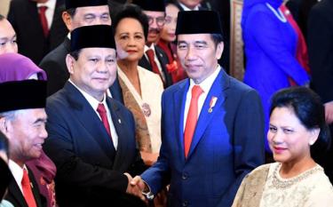 Tổng thống Widodo (phải) bắt tay với Bộ trưởng Quốc phòng Prabowo tại dinh Tổng thống Indonesia ở Jakarta