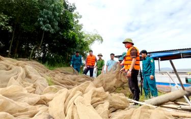 Đoàn kiểm tra của xã Mông Sơn, huyện Yên Bình tiến hành tịch thu lưới mắt nhỏ.