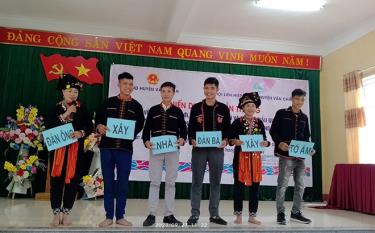 Một buổi truyền thông về pháp luật của Hội Phụ nữ huyện Văn Chấn.