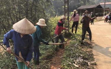 Hội viên phụ nữ xã Lương Thịnh tham gia vệ sinh môi trường giao thông nông thôn.