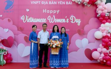 Lãnh đạo VNPT Yên Bái tặng hoa chúc mừng Ban Nữ công VNPT Yên Bái nhân kỷ niệm 93 năm Ngày thành lập Hội liên hiệp Phụ nữ Việt Nam.