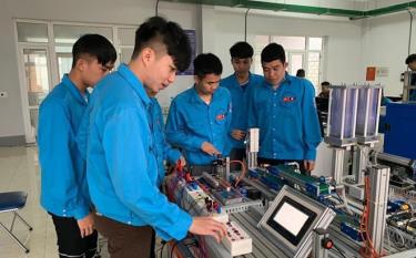 Giờ học thực hành nghề điện tử công nghiệp của sinh viên Trường cao đẳng Nghề Yên Bái.