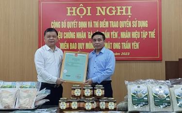 Lãnh đạo Sở Khoa học và Công nghệ tỉnh Yên Bái trao quyền sử dụng chứng nhận “Gà đồi Trấn Yên”; Nhãn hiệu tập thể “Mật ong Trấn Yên” và “Miến đao Quy Mông”, tháng 4/2023.