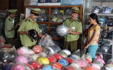 Lực lượng Quản lý thị trường tỉnh Yên Bái kiểm tra hàng hóa tại các cửa hàng, siêu thị trên địa bàn.