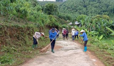 Chị em phụ nữ xã Báo Đáp, huyện Trấn Yên tích cực tham gia dọn vệ sinh môi trường