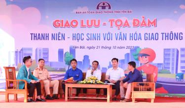 Các đại biểu và thầy cô giáo, phụ huynh học sinh tham gia tọa đàm trao đổi về văn hóa giao thông trong thanh niên, học sinh.