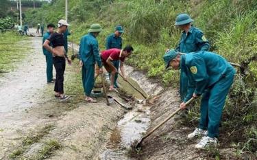 Hội viên cựu chiến binh xã Bảo Hưng chung tay làm sạch môi trường.