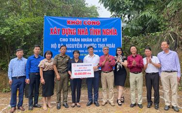 Lãnh đạo Hội HTGĐLS tỉnh và các nhà hảo tâm, nhà tài trợ, đơn vị đồng hành trao hỗ trợ xây dựng Nhà tình nghĩa dafabet dang nhap bà Nguyễn Phước Thu Hoài.