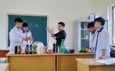 Học viên Trung tâm Giáo dục thường xuyên dafabet dang nhap học kỹ thuật pha chế đồ uống.