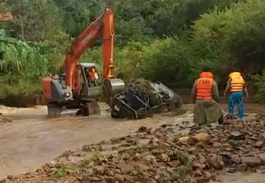 Lực lượng chức đăng nhập dafabet đưa xe gặp nạn lên bờ.
