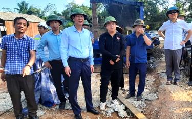 Đồng chí Nguyễn Thế Phước - Phó Chủ tịch Thường trực UBND tỉnh kiểm tra tiến độ thi công dự án phát triển tổng hợp các đô thị động lực - tiểu dự án thành phố Yên Bái.