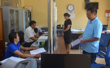 Lãnh đạo Đảng ủy xã Chế Cu Nha link dafabet việc thực hiện nhiệm vụ hàng ngày của cán bộ, công chức xã.