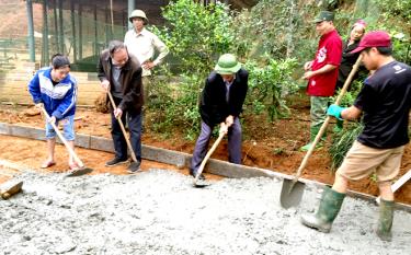 Lãnh đạo huyện Yên Bình tham gia ngày cuối tuần cùng dân đổ bê tông tuyến đường liên thôn, bản tại xã Tân Nguyên