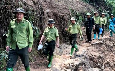 Cán bộ Hạt kiểm lâm huyện Mù Cang Chải thường xuyên tuần tra, bảo vệ rừng