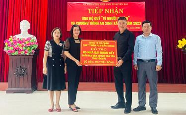 Đại diện Công ty cổ phần phát triển FUJI Bắc Giang trao kinh phí hỗ trợ làm nhà cho Ủy ban Mặt trận Tổ quốc tỉnh.