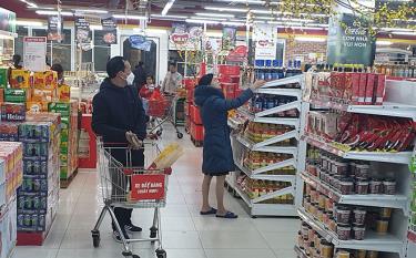 Người dân đến Trung tâm Thương mại Vincom Plaza dafabet khuyến mãi mua sắm.