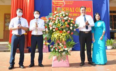 Lãnh đạo huyện Mù cang Chải tặng hoa chúc mừng nhà trường nhân dịp khai giảng năm m88 trang cá cược the thao mới năm m88 trang cá cược the thao 2021 - 2022.